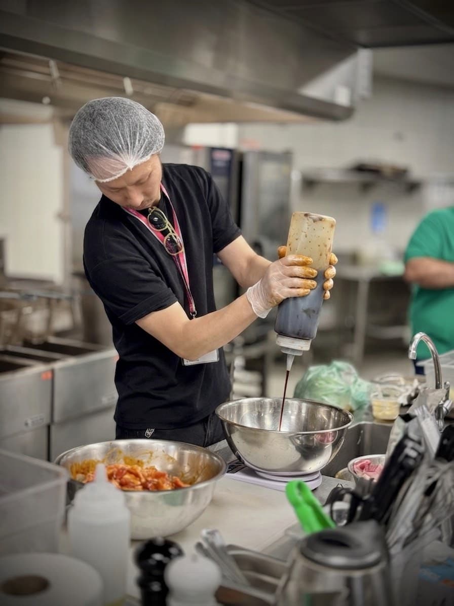 Bisnaga MAUM de 200 g sendo dosada em cozinha profissional