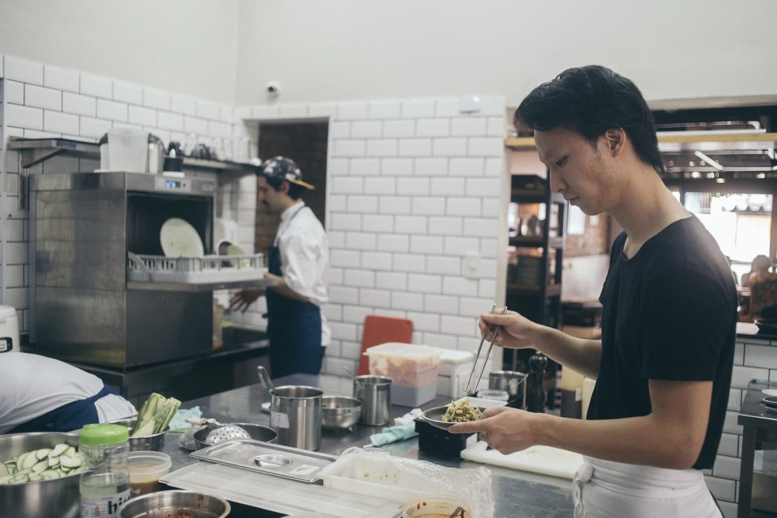 Chef Paulo Shin emplatando em cozinha de restaurante