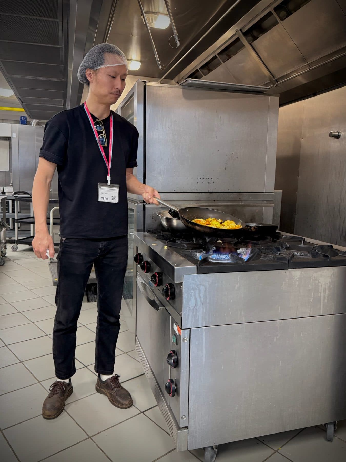 Salteado com Molho Gochujang da MAUM em frigideira sobre fogão industrial