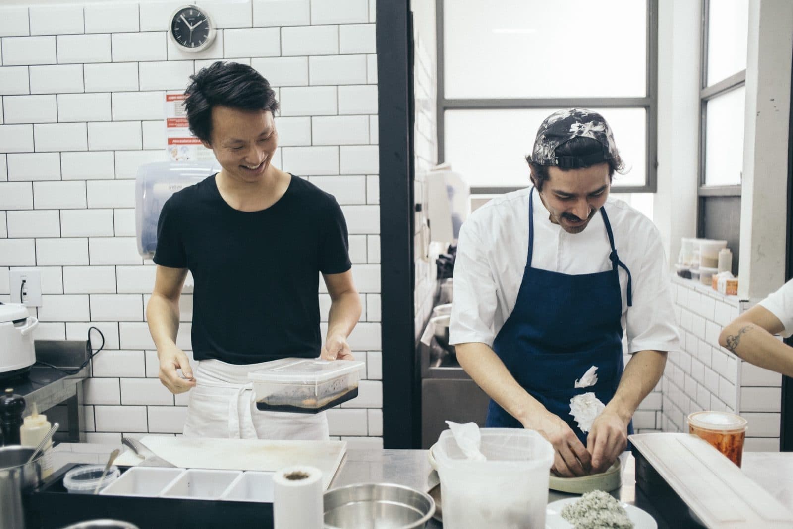 Paulo Shin na cozinha de um restaurante
